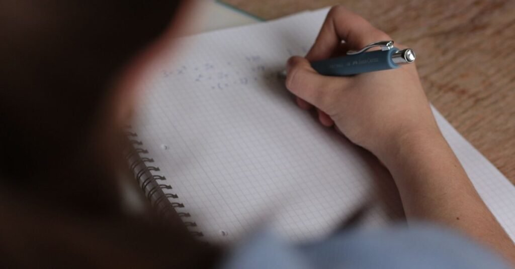 छात्र नोटबुक में एक polytechnic गणित प्रश्न पत्र हल